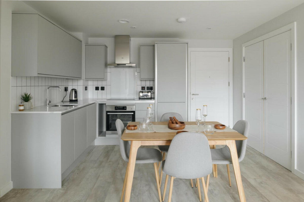 Flat Pan Peninsula Square in Greater London