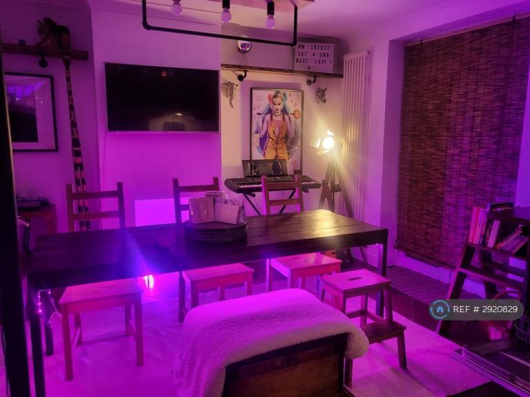 Room Hunters Hall Road in Greater London