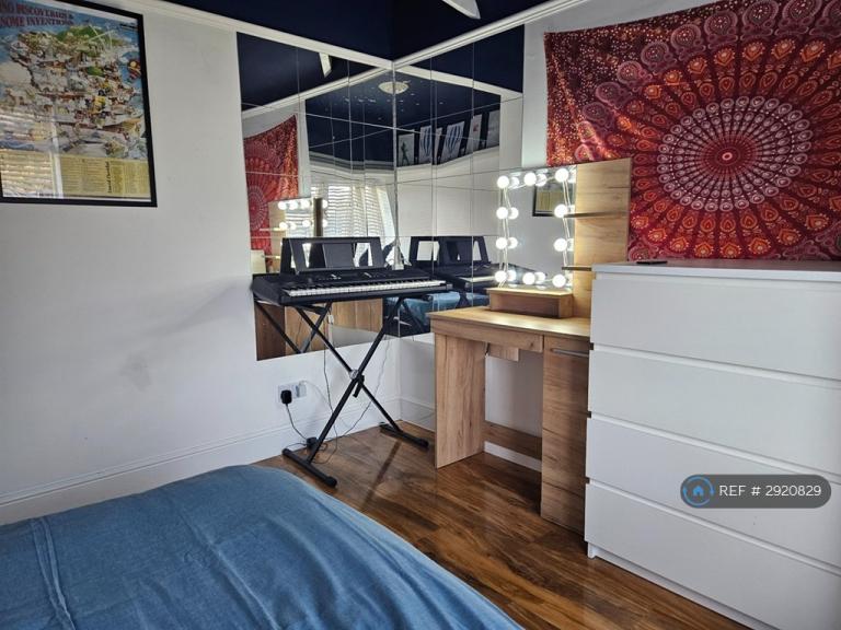 Room Hunters Hall Road in Greater London