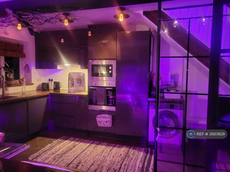 Room Hunters Hall Road in Greater London