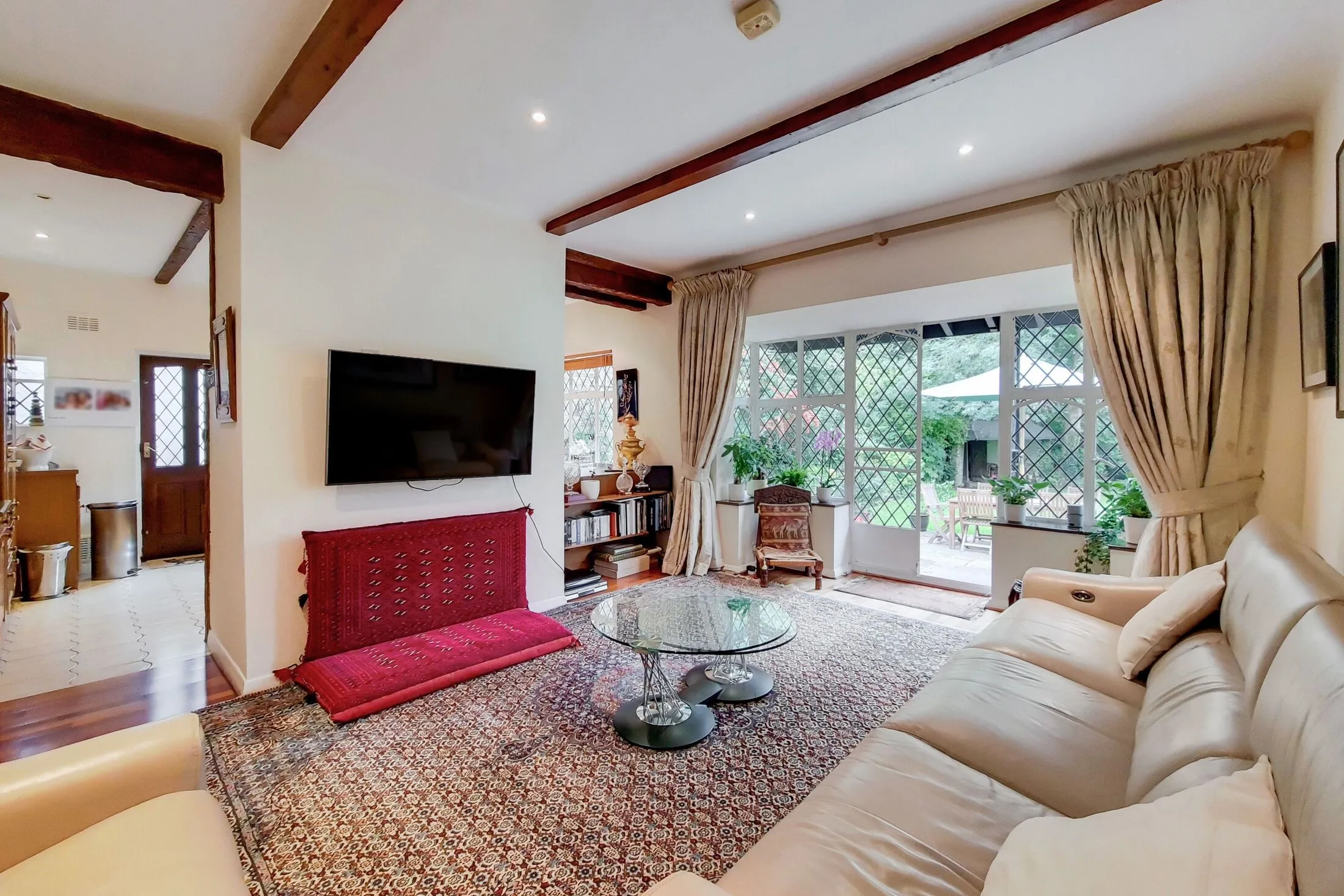 House Canons Drive in Greater London