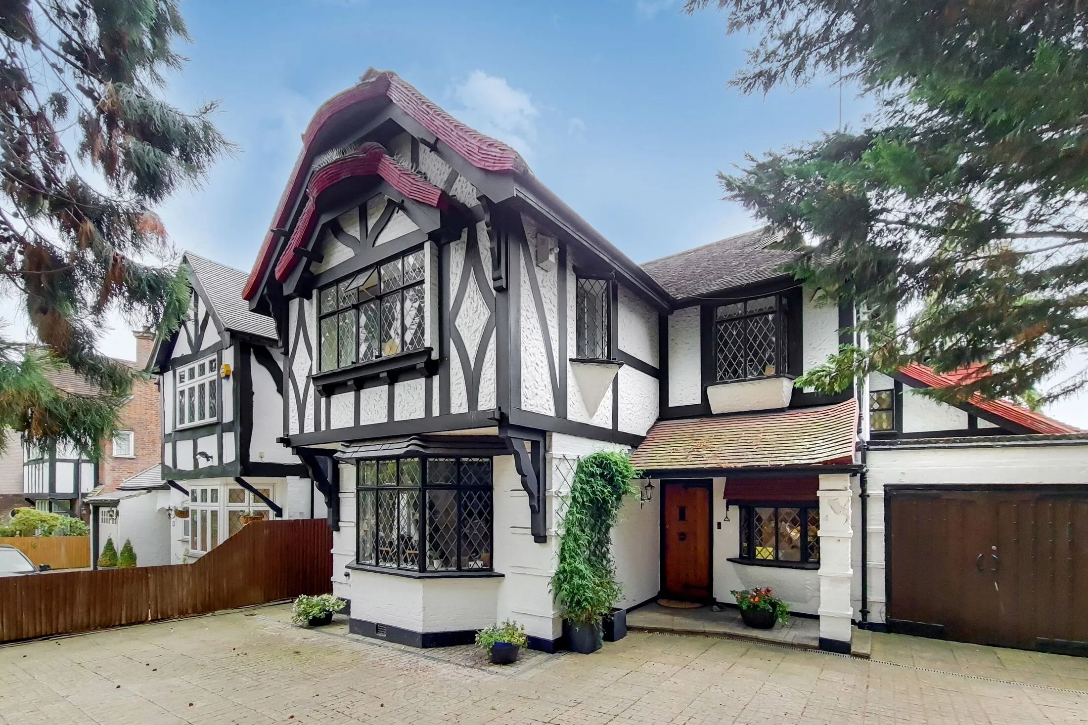 House Canons Drive in Greater London