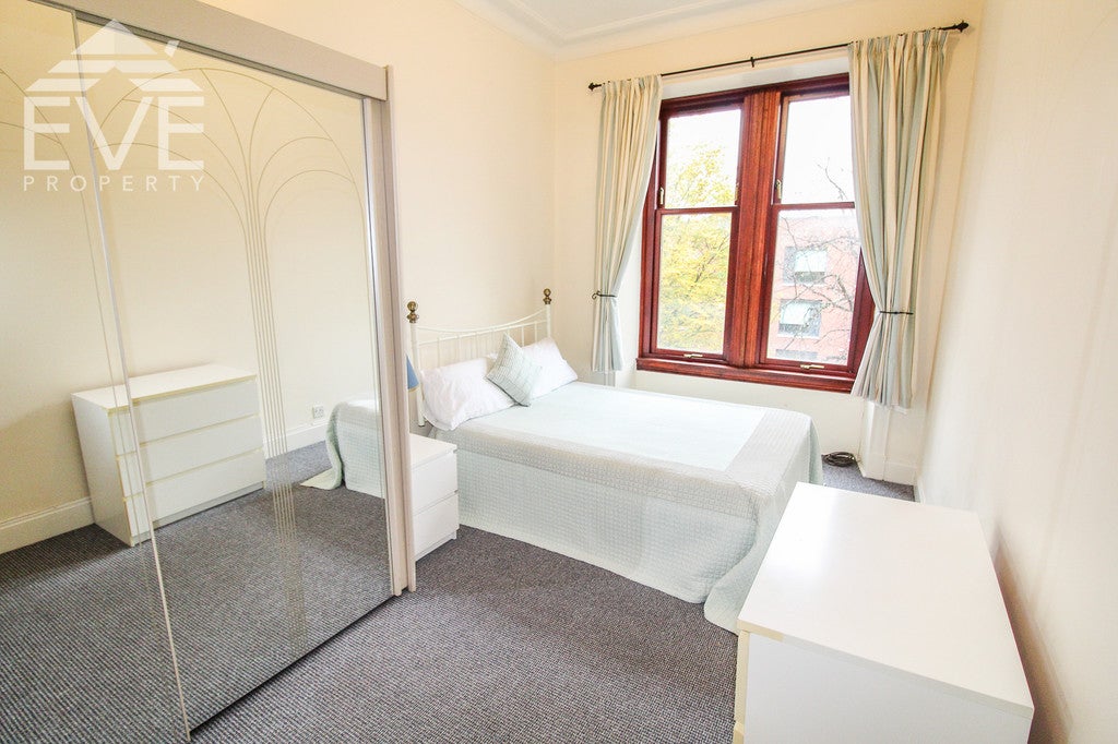 Flat Woodcroft Avenue in Glasgow