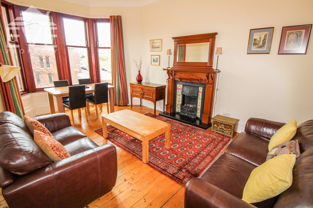 Flat Woodcroft Avenue in Glasgow