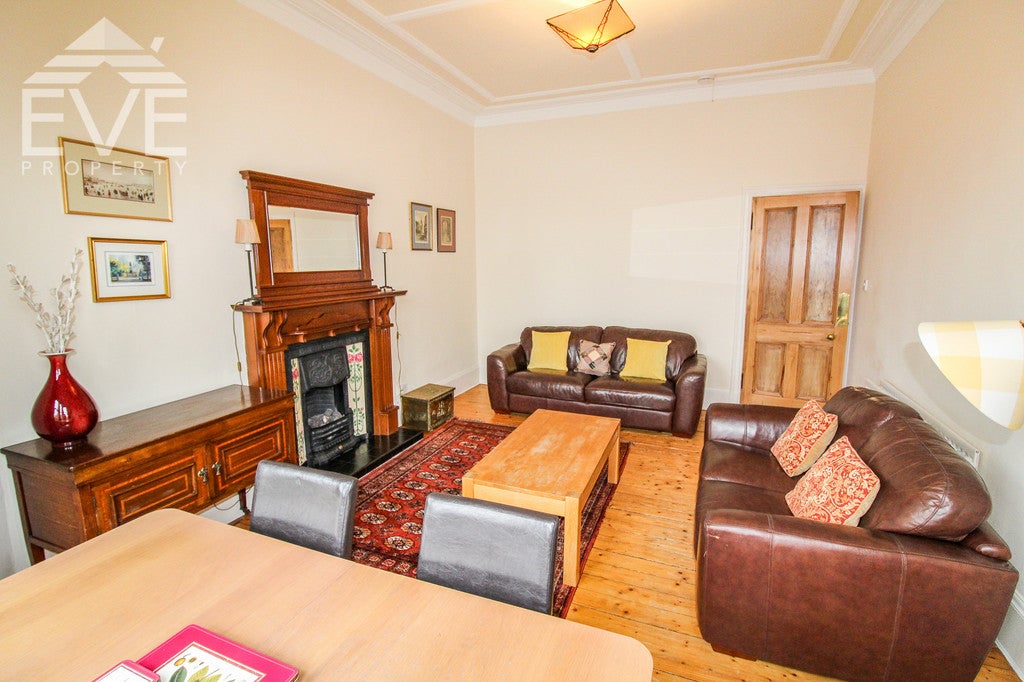 Flat Woodcroft Avenue in Glasgow