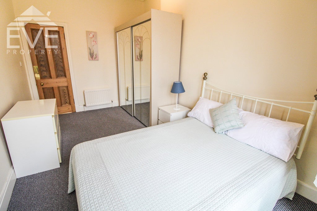 Flat Woodcroft Avenue in Glasgow
