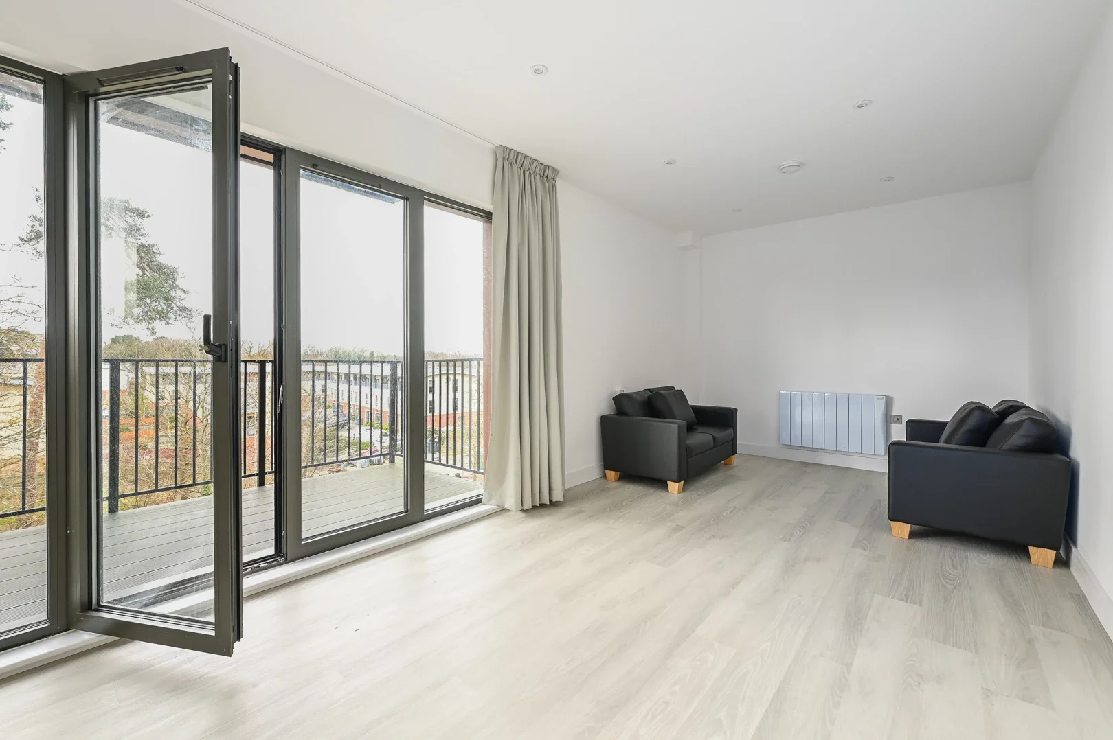 Flat Farnborough Road in Rushmoor