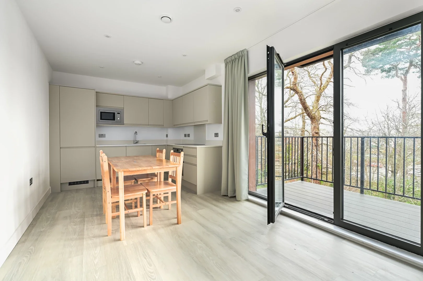 Flat Farnborough Road in Rushmoor
