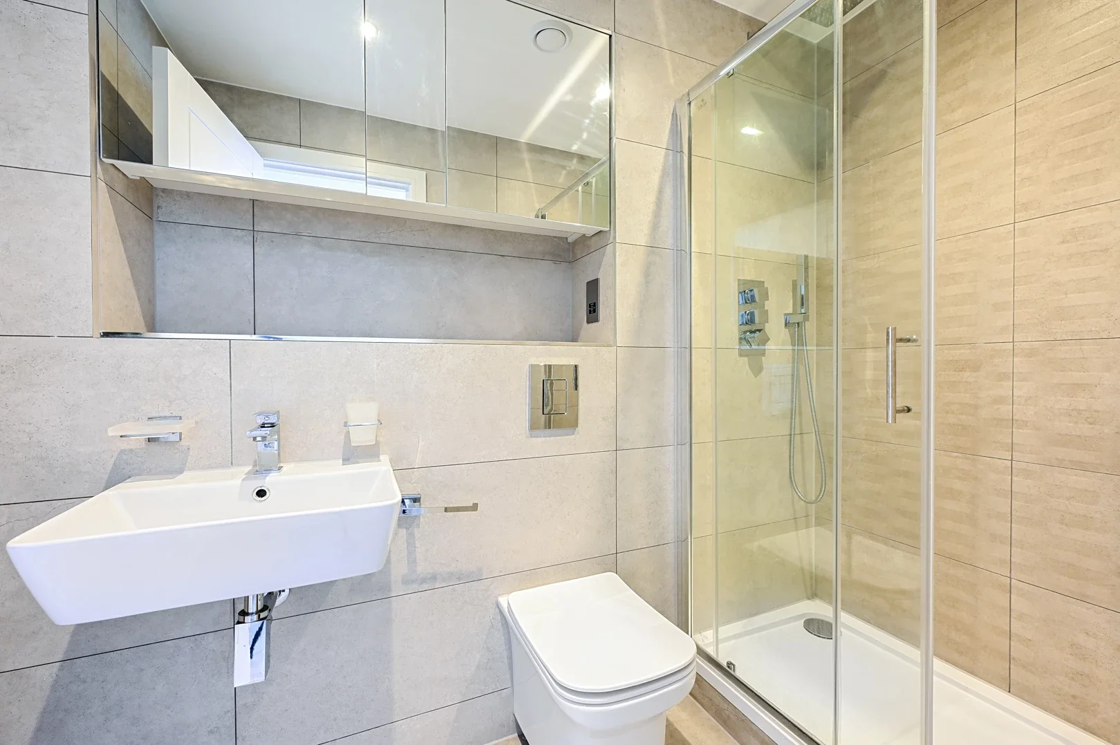 Flat Farnborough Road in Rushmoor