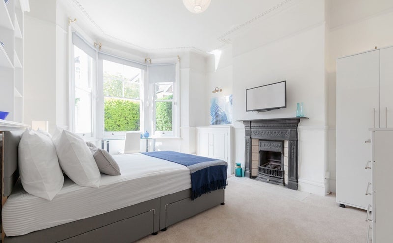 Room Lynette Avenue in Greater London