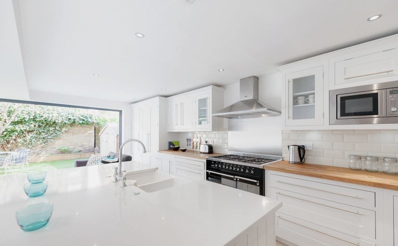 Room Lynette Avenue in Greater London