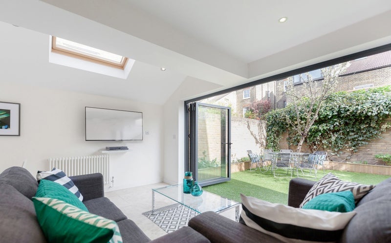Room Lynette Avenue in Greater London