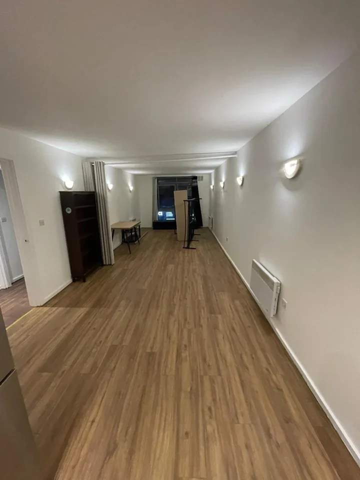 Flat Longbridge Road in Greater London