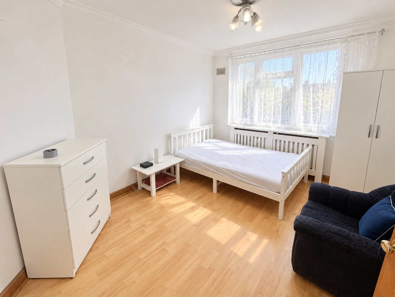 Room Pentlands Close in Greater London