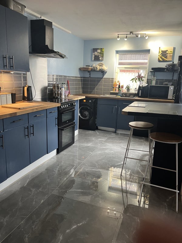 Room Sharon Ubank Close in Stoke Gifford