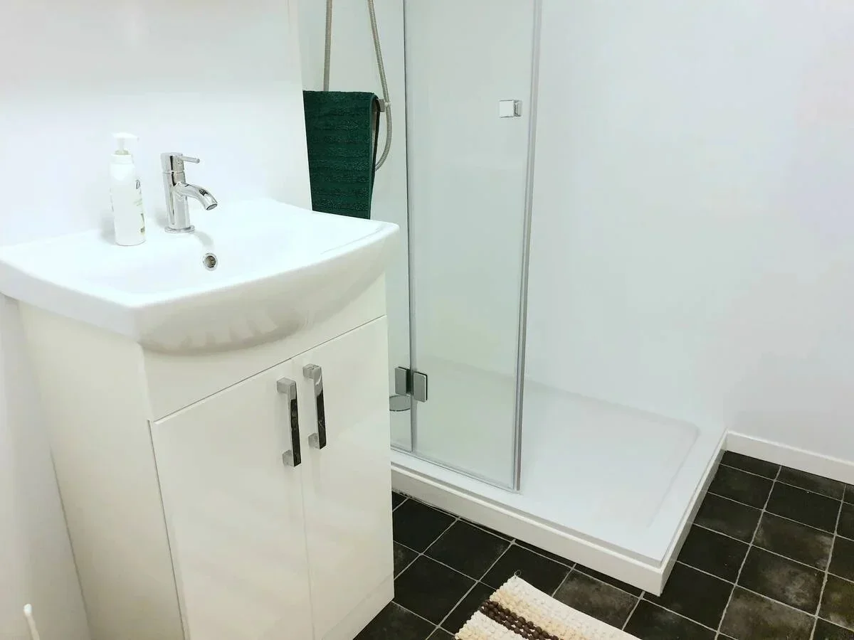 Room Roland Way in Greater London