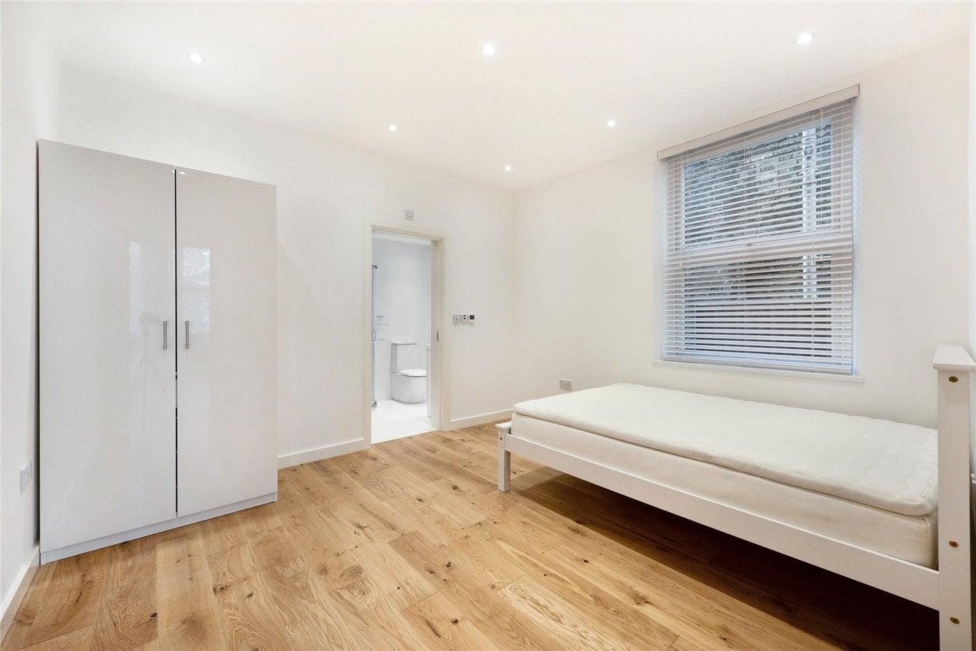 Flat Riffel Road in Greater London