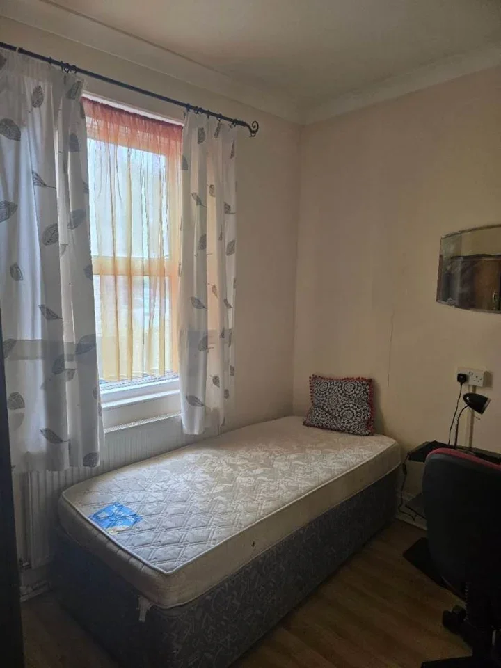 Room Forty Lane in Greater London