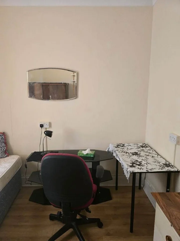 Room Forty Lane in Greater London