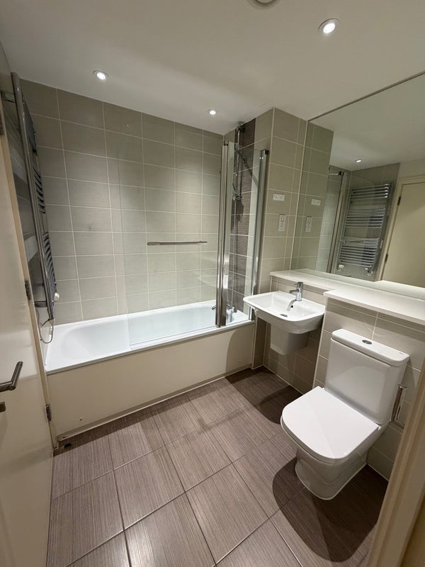 Room New Village Avenue in Greater London