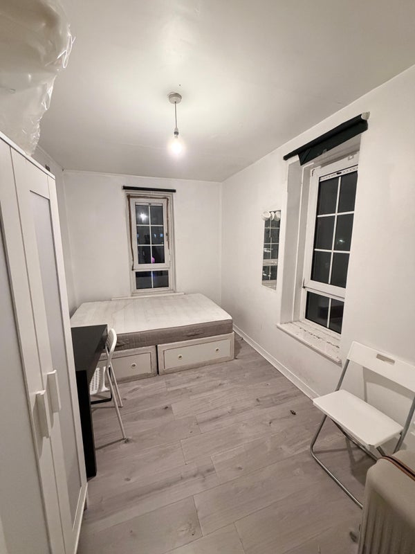 Room Wade's Place in Greater London