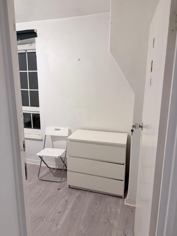 Room Wade's Place in Greater London