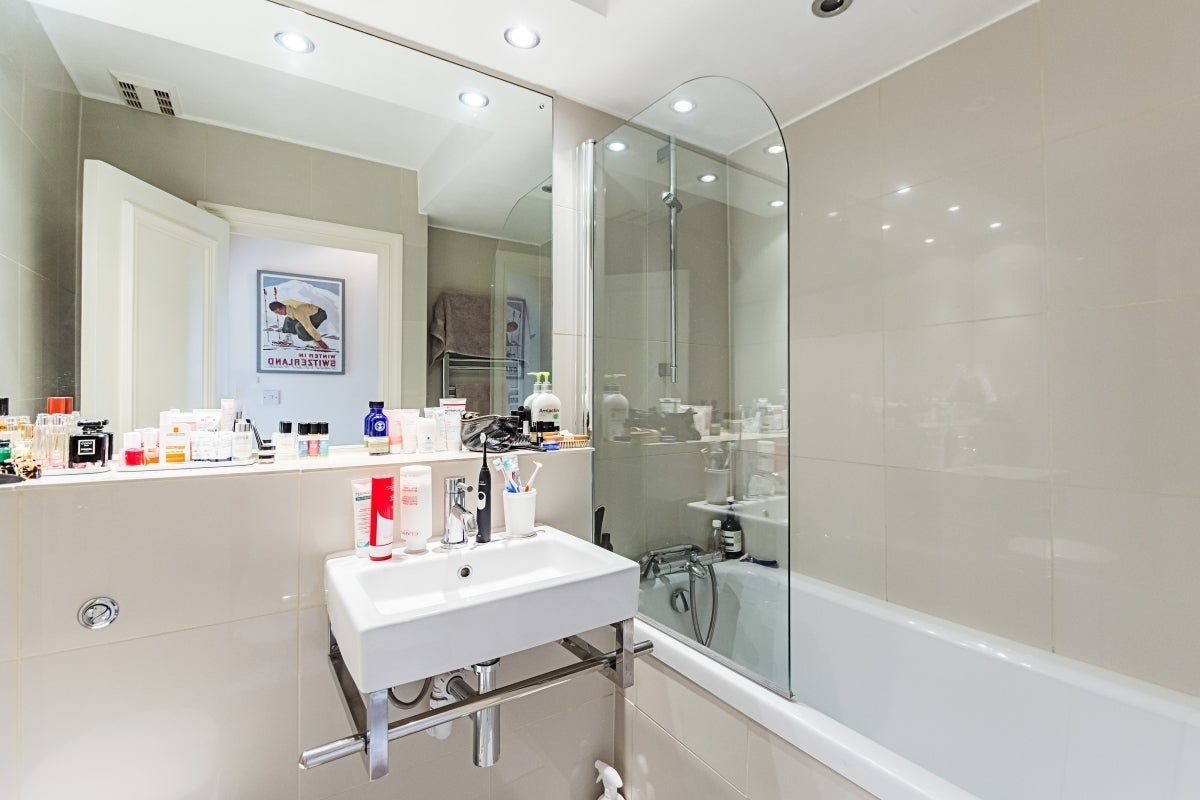 Flat Courtfield Road in Greater London