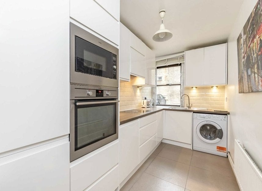 Flat Lorne Gardens in Greater London