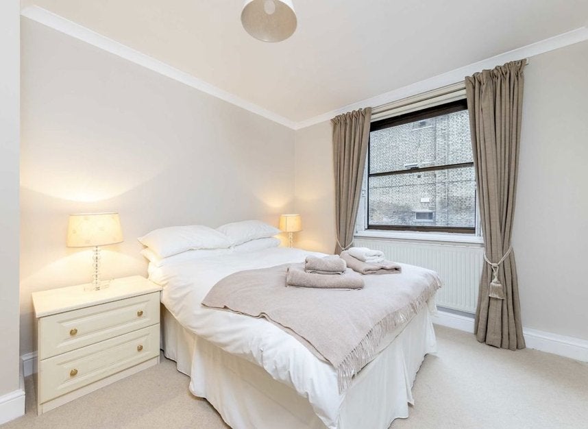 Flat Lorne Gardens in Greater London