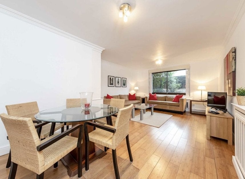 Flat Lorne Gardens in Greater London