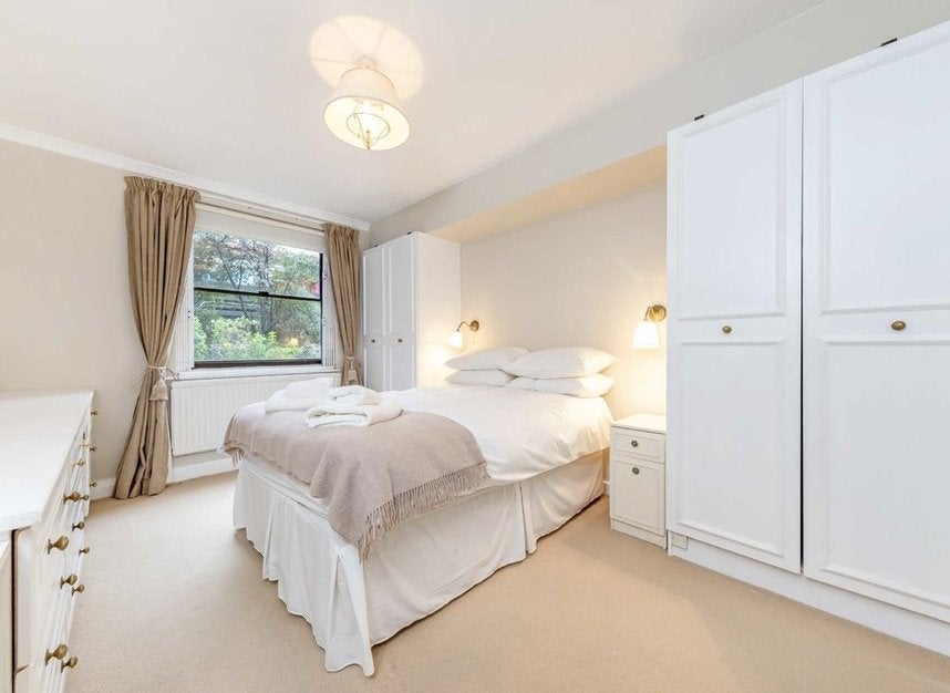 Flat Lorne Gardens in Greater London