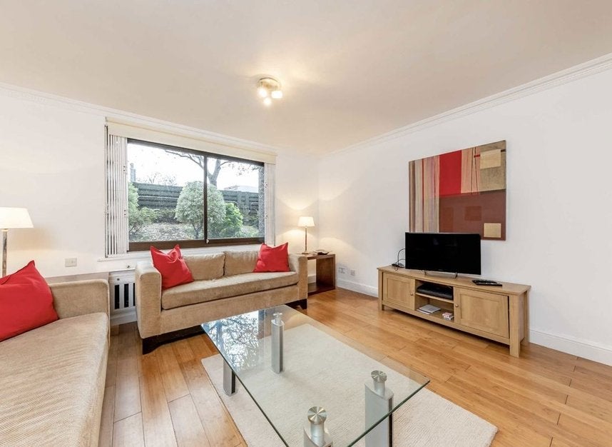 Flat Lorne Gardens in Greater London