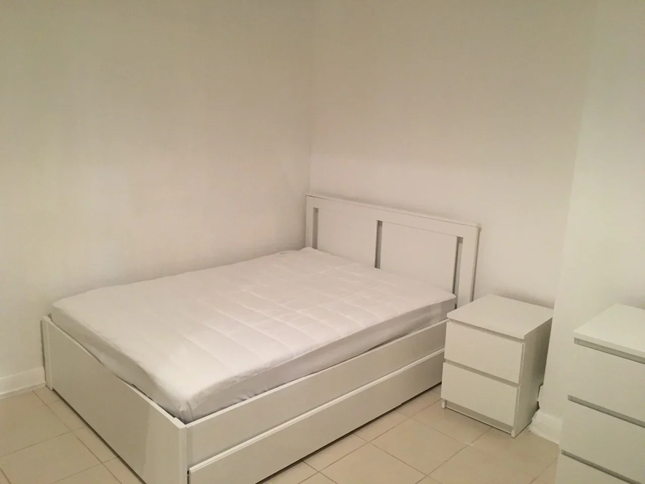 Flat Riley Road in Greater London