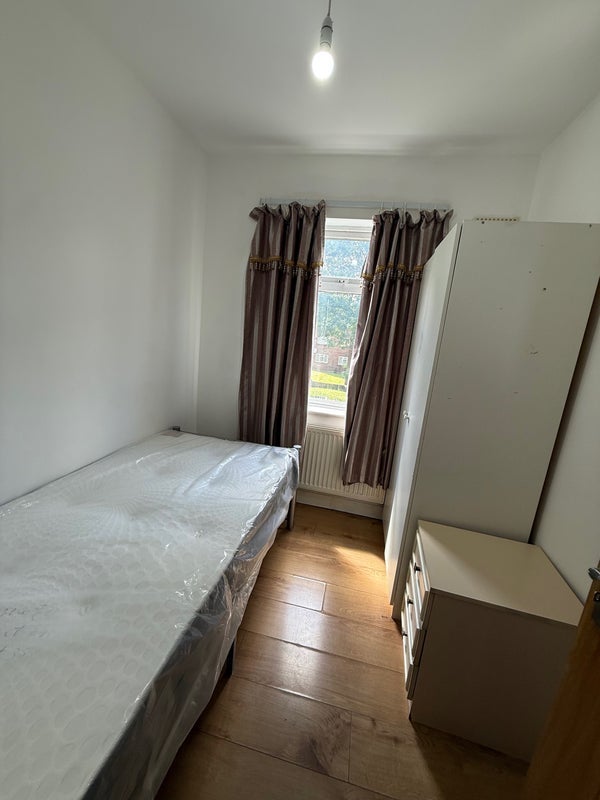 Room Forest Road in Greater London