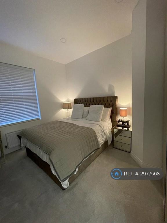 Flat Fawley Road in Greater London