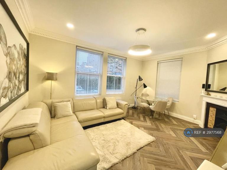 Flat Fawley Road in Greater London