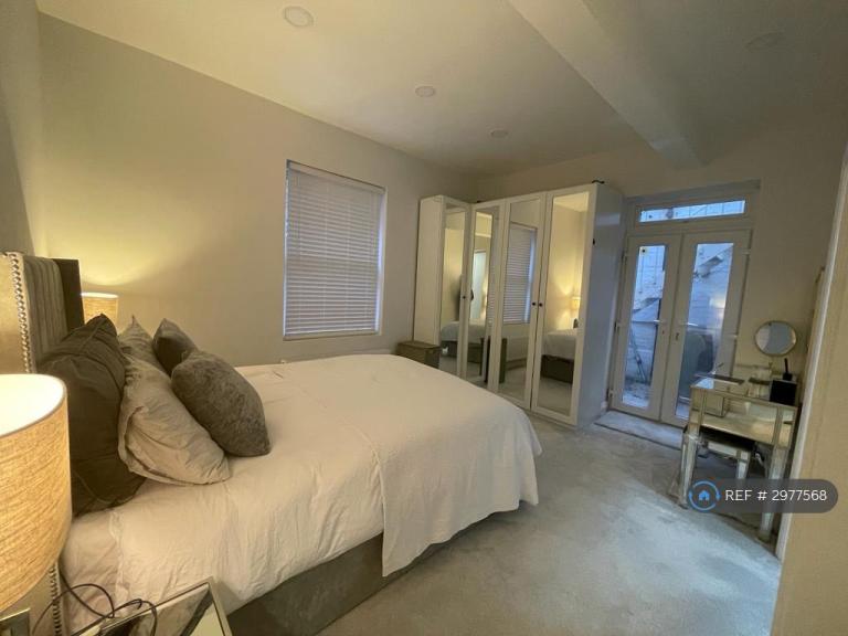 Flat Fawley Road in Greater London