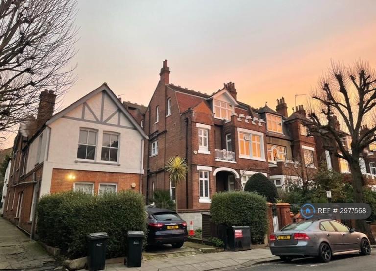 Flat Fawley Road in Greater London