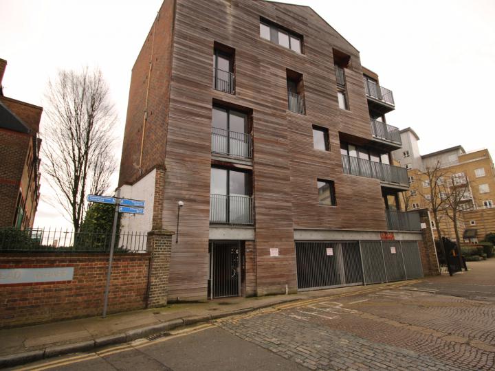 Flat Ferry Street in Greater London