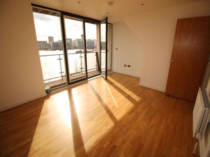 Flat Ferry Street in Greater London