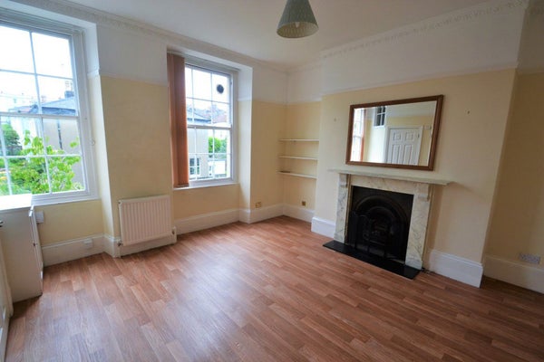 Flat Victoria Walk in Bristol