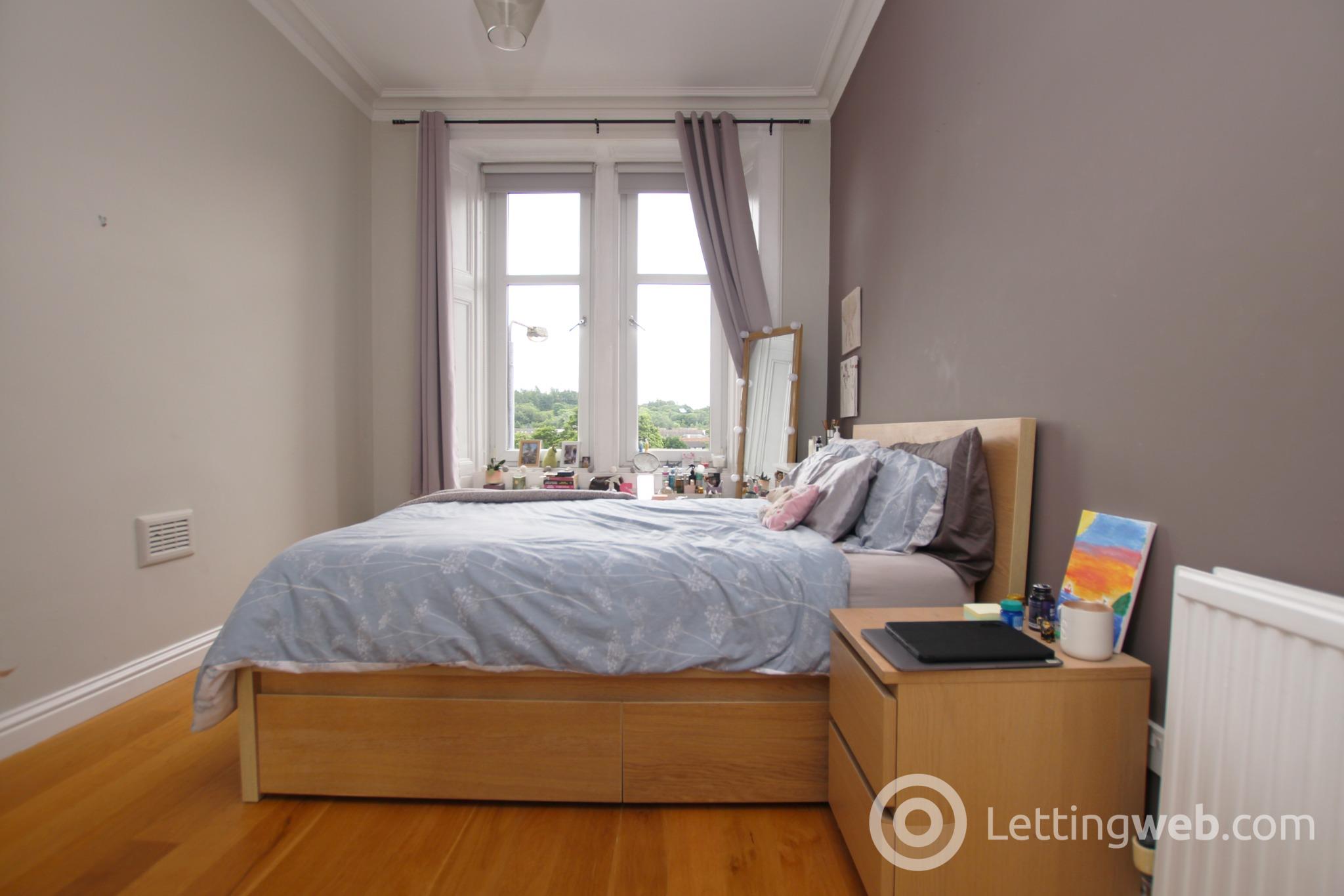 Flat Lyndhurst Gardens in Glasgow