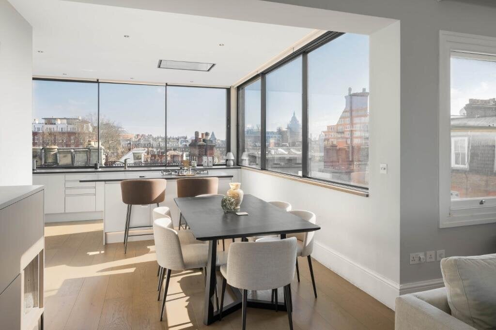 Flat De Vere Gardens in Greater London