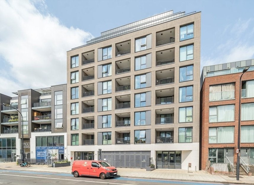 Flat Clapham Road in Greater London