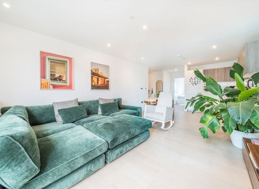 Flat Clapham Road in Greater London