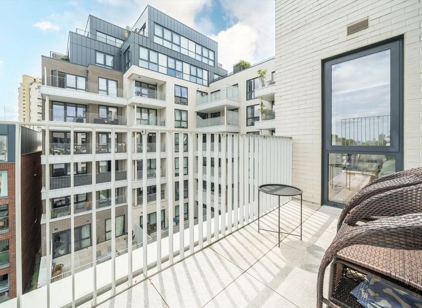 Flat Clapham Road in Greater London
