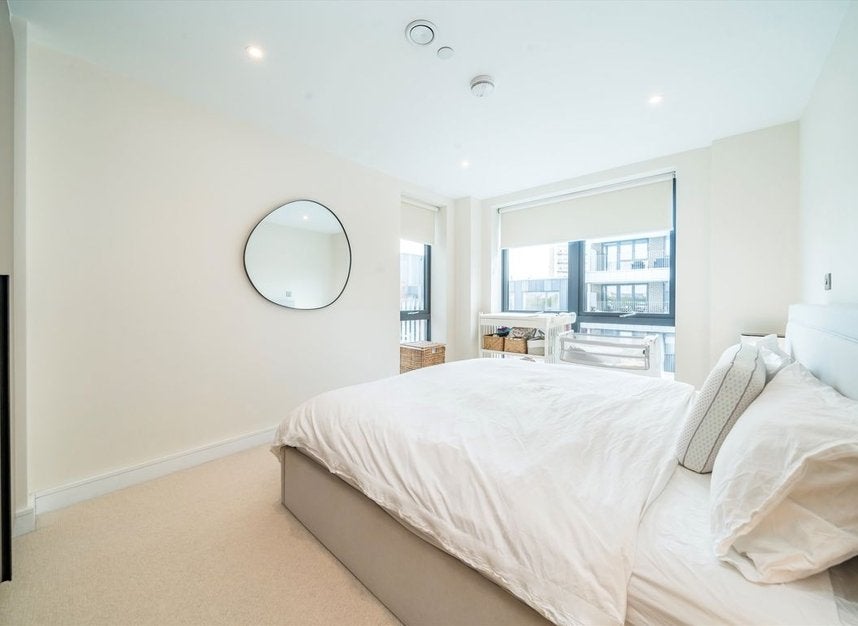 Flat Clapham Road in Greater London