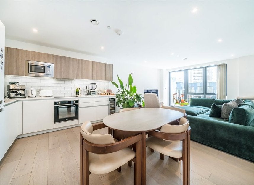 Flat Clapham Road in Greater London