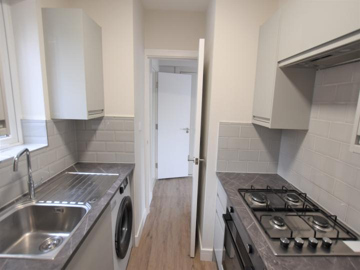 Flat Tooting High Street in Greater London