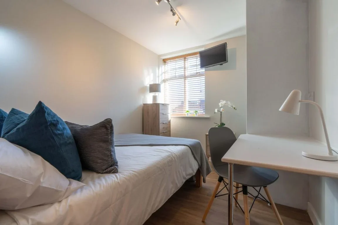 Flat Jesmond Road in Newcastle upon Tyne